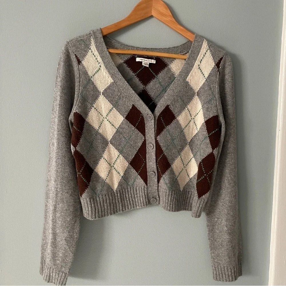 American Eagle Cropped Sweater
Womens M Gray Argyle
Academia Button Up - Picture 6 of 7